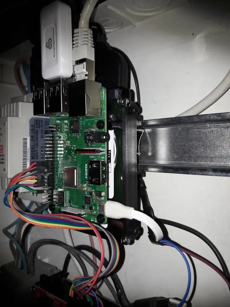 support hdd 2.5 sur rail din avec raspberry pi3