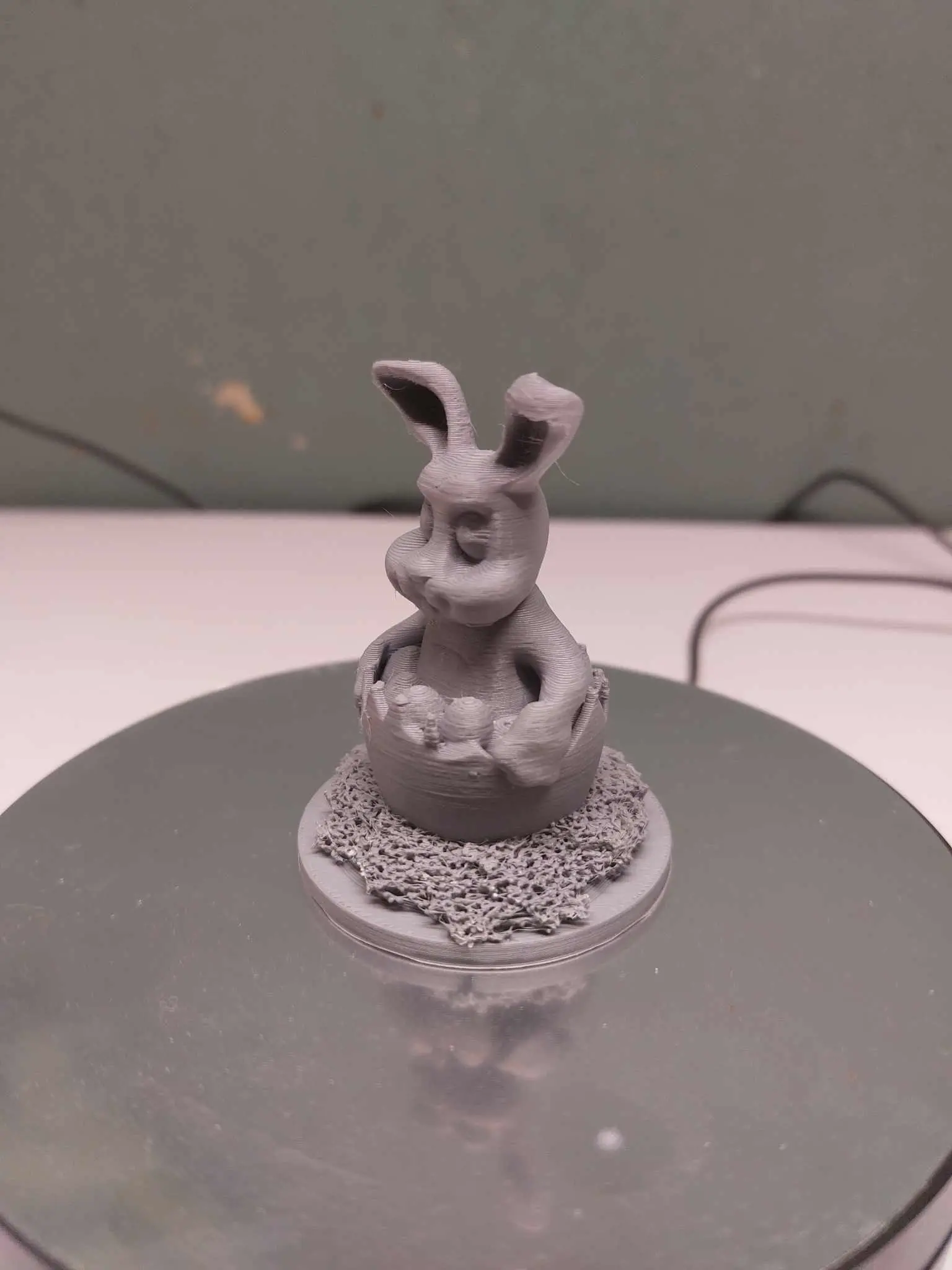 lapin de pâques dans un oeuf