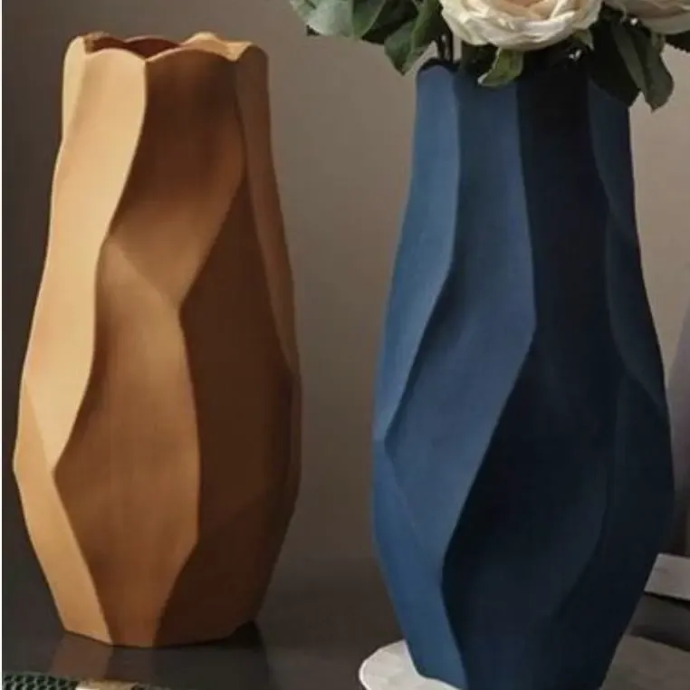 Vaso Scultoreo Moderno – Design Organico Twist