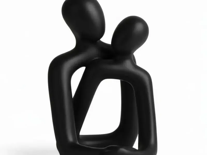 Escultura abstrata de um abraço