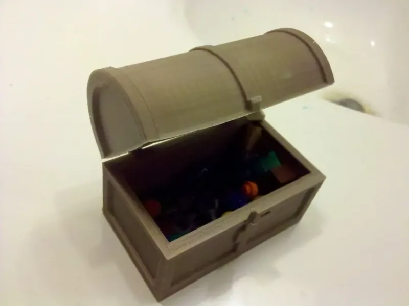 Cofre del tesoro con bisagras y pestillo
