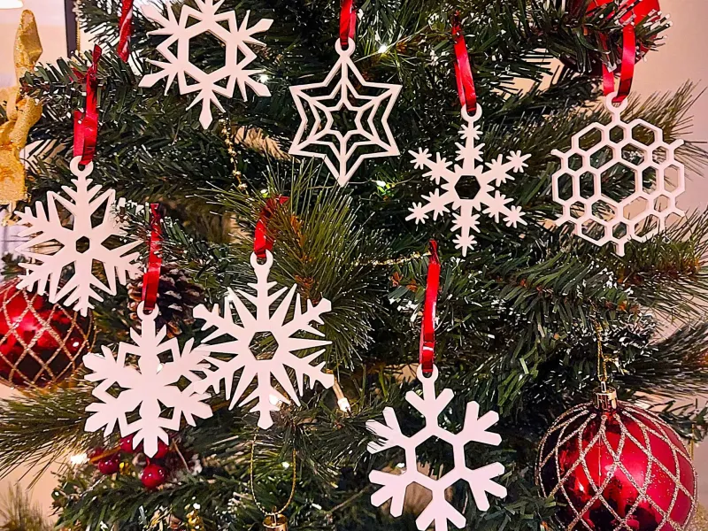 Enfeites de Árvore de Natal com Flocos de Neve