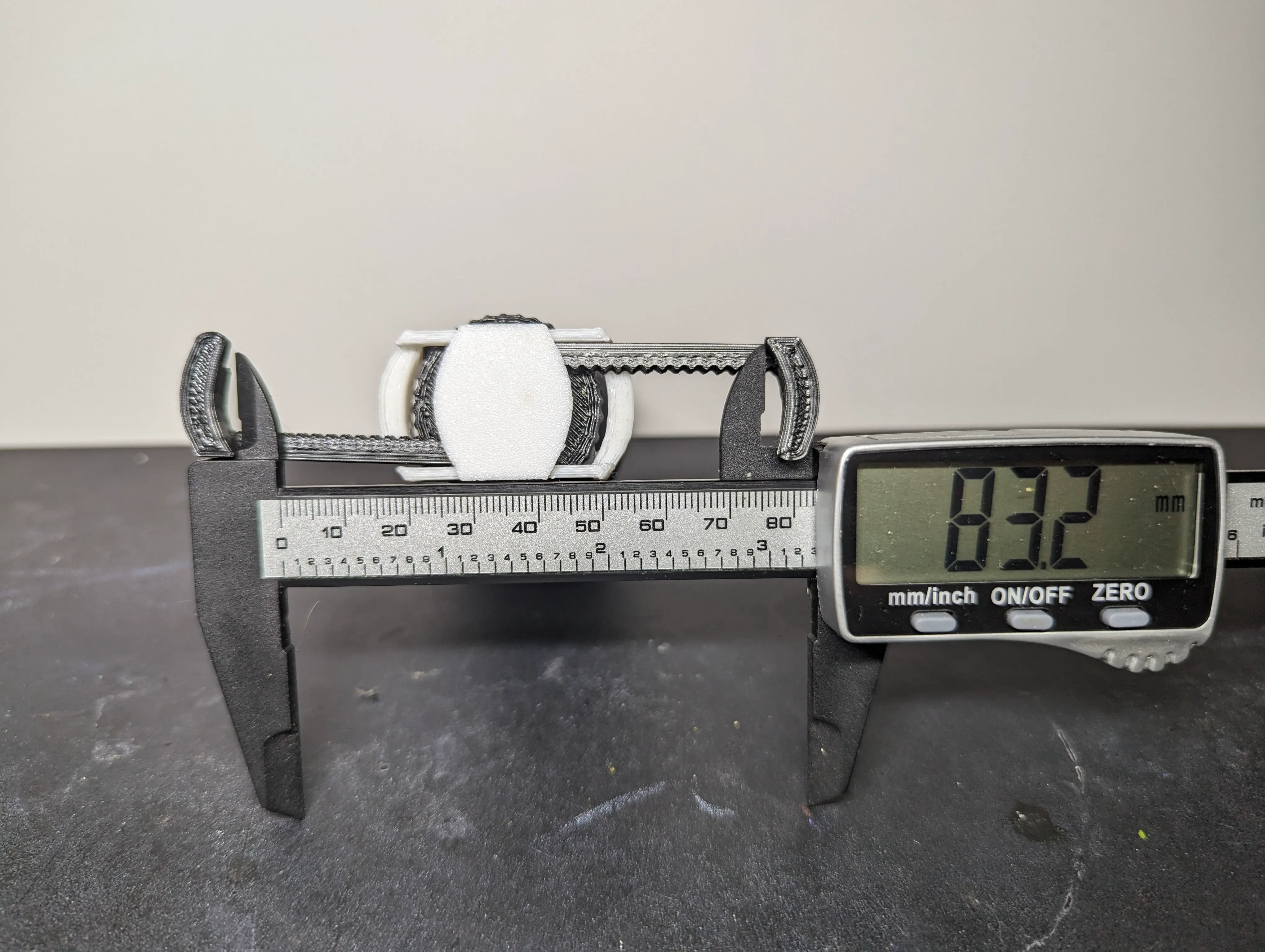 SOPORTE ADAPTABLE PARA PINTAR MINIATURAS