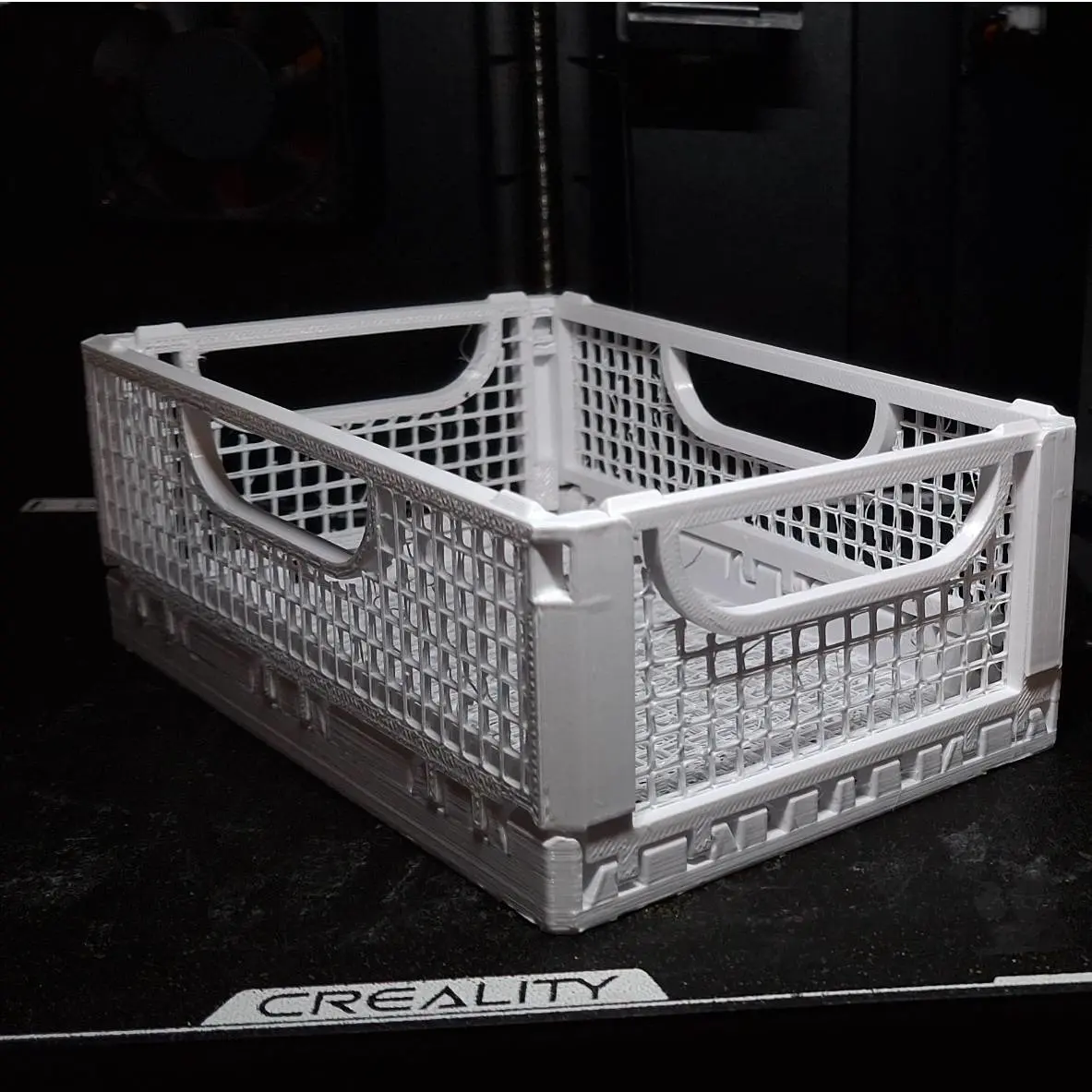 Foldable and stackable Crate