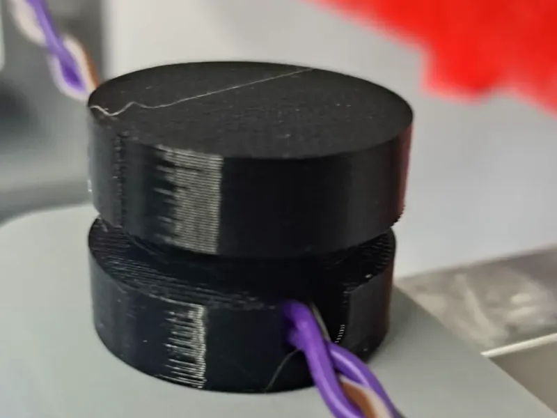 Sujetador de cables fijada con cinta doble face u otro