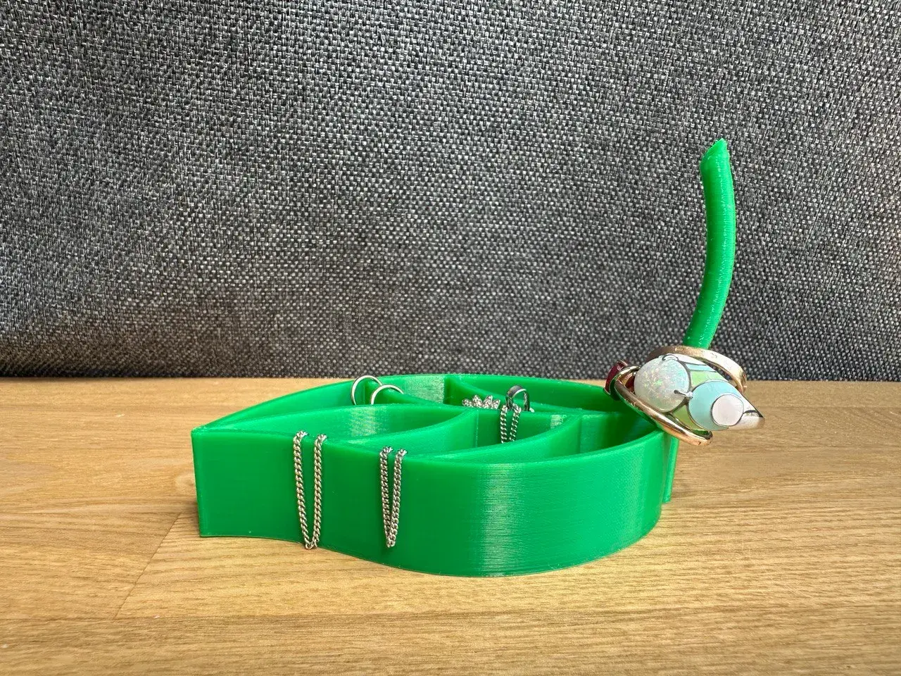 Leaf jewelry holder