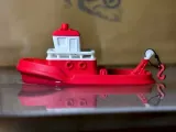 Adorable remolcador que flota en el agua-4
