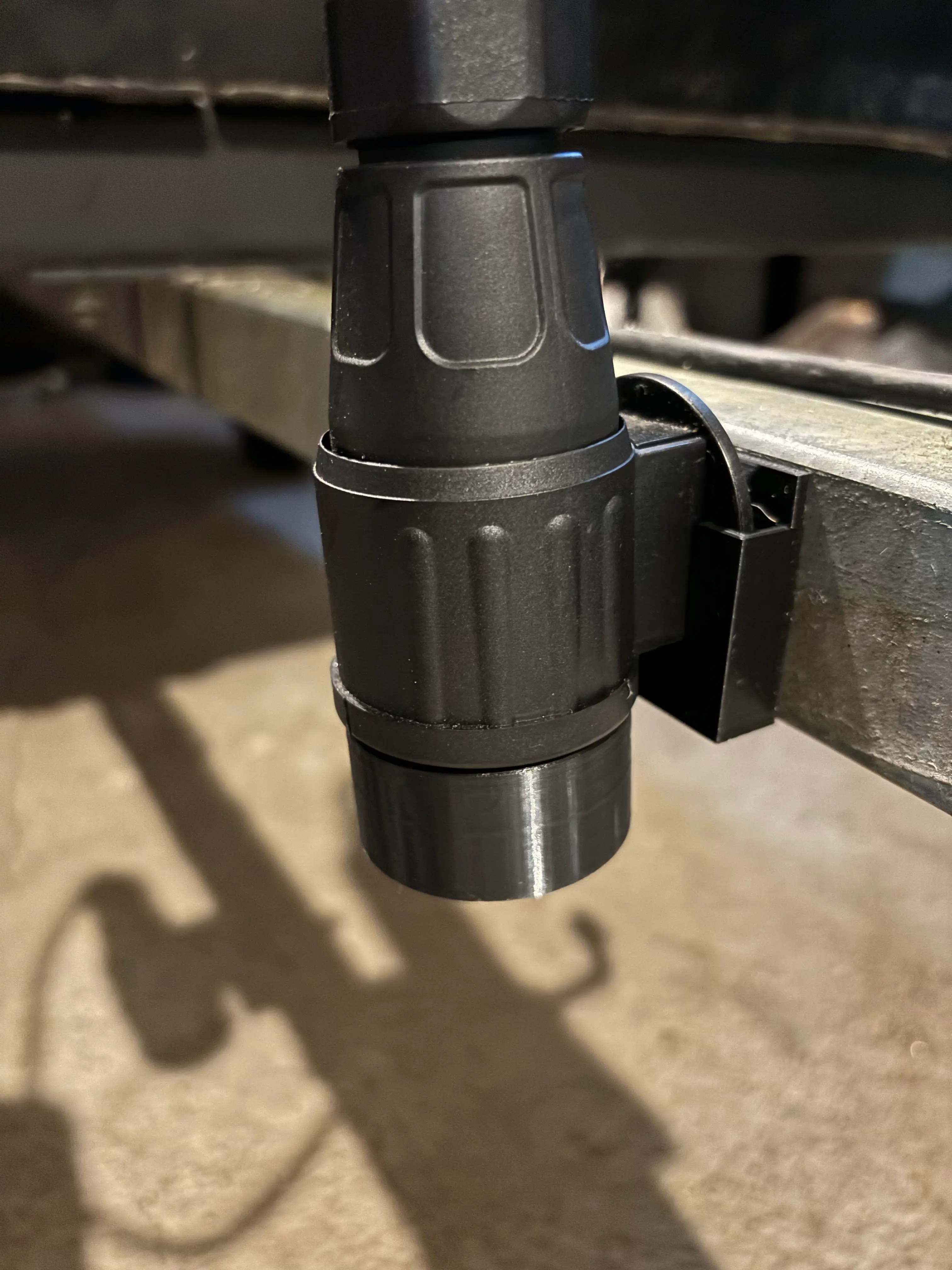 befestigung 13-poliger Stecker Anhänger