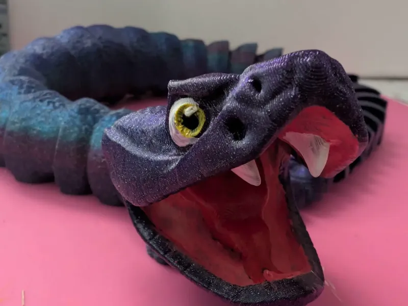 Serpente a sonagli con bocca apribile