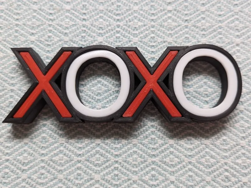 لافتة XOXO مع قطع إدخال