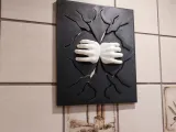 CRAWLING HANDS WALL DECOR-5