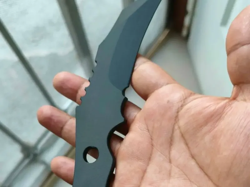 HUNK KARAMBIT (RE:Réquiem)