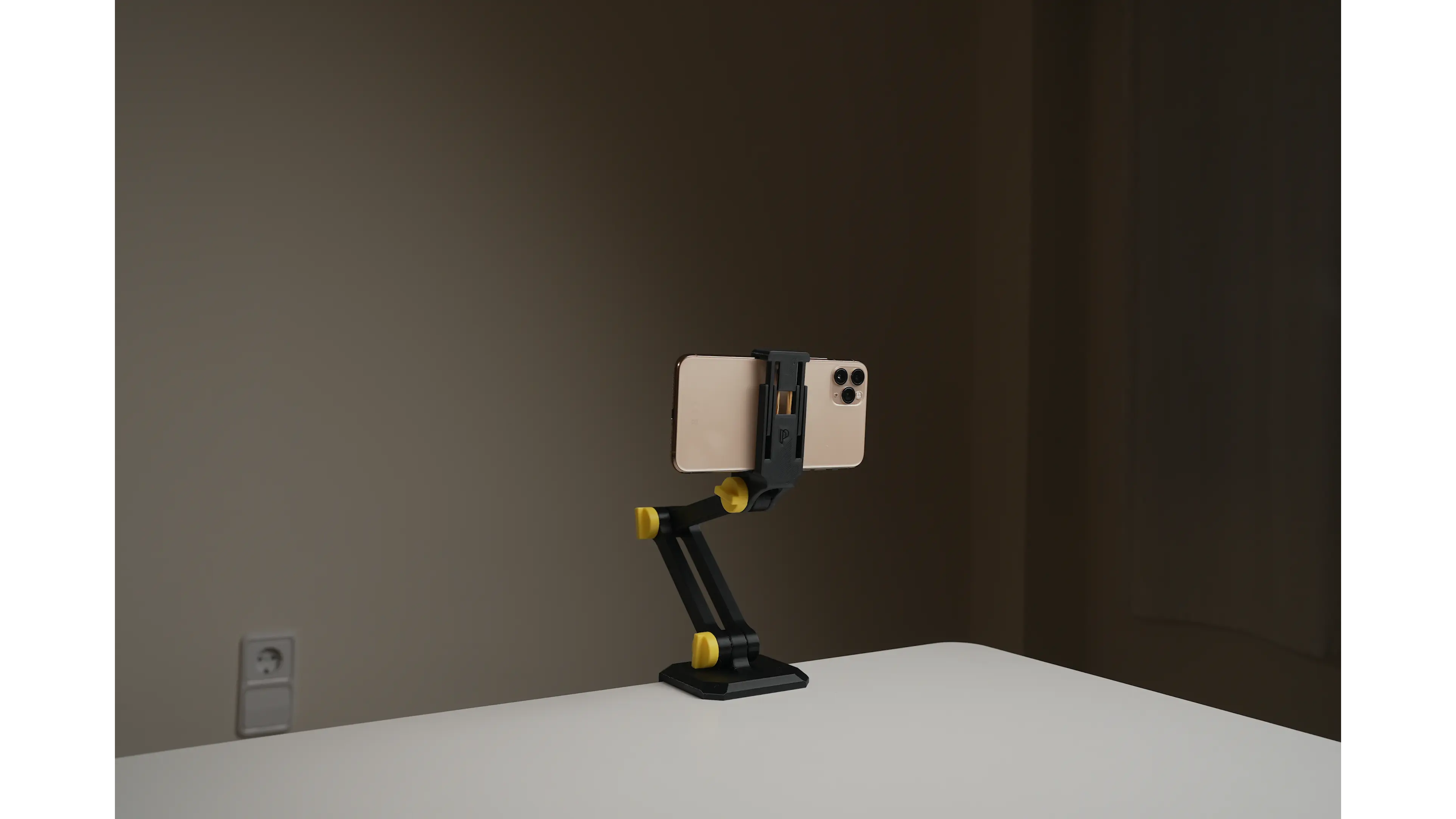 ELEGANT MINIMALIST TRIPOD FOR TABLE