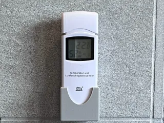 Wall mount for DNT thermometer sensor