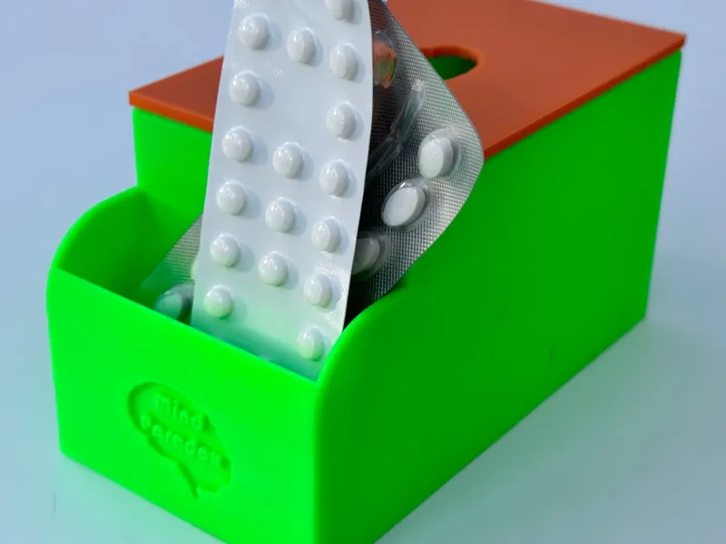 Storage box with lid (small stuff + trash with a lid?)