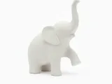Simple Elefant Looking Up-0