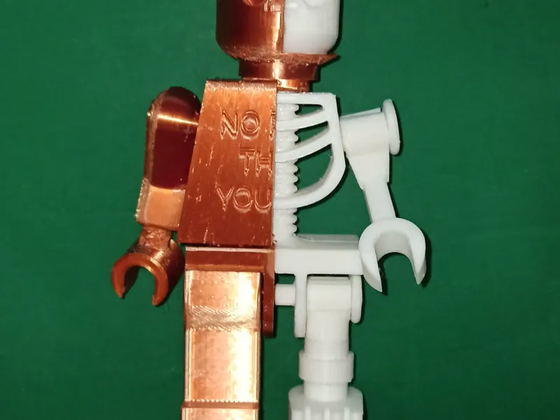 moitié Lego / moitié squelette