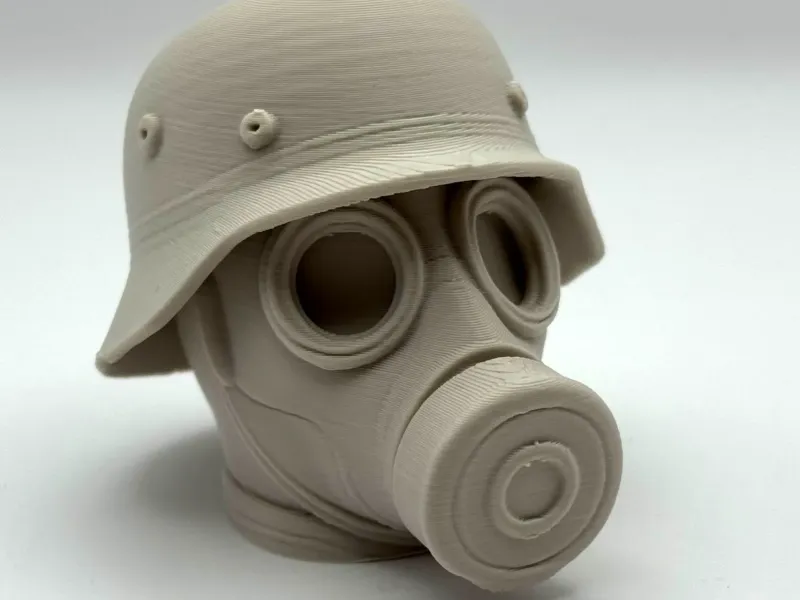 Testa con maschera antigas e casco