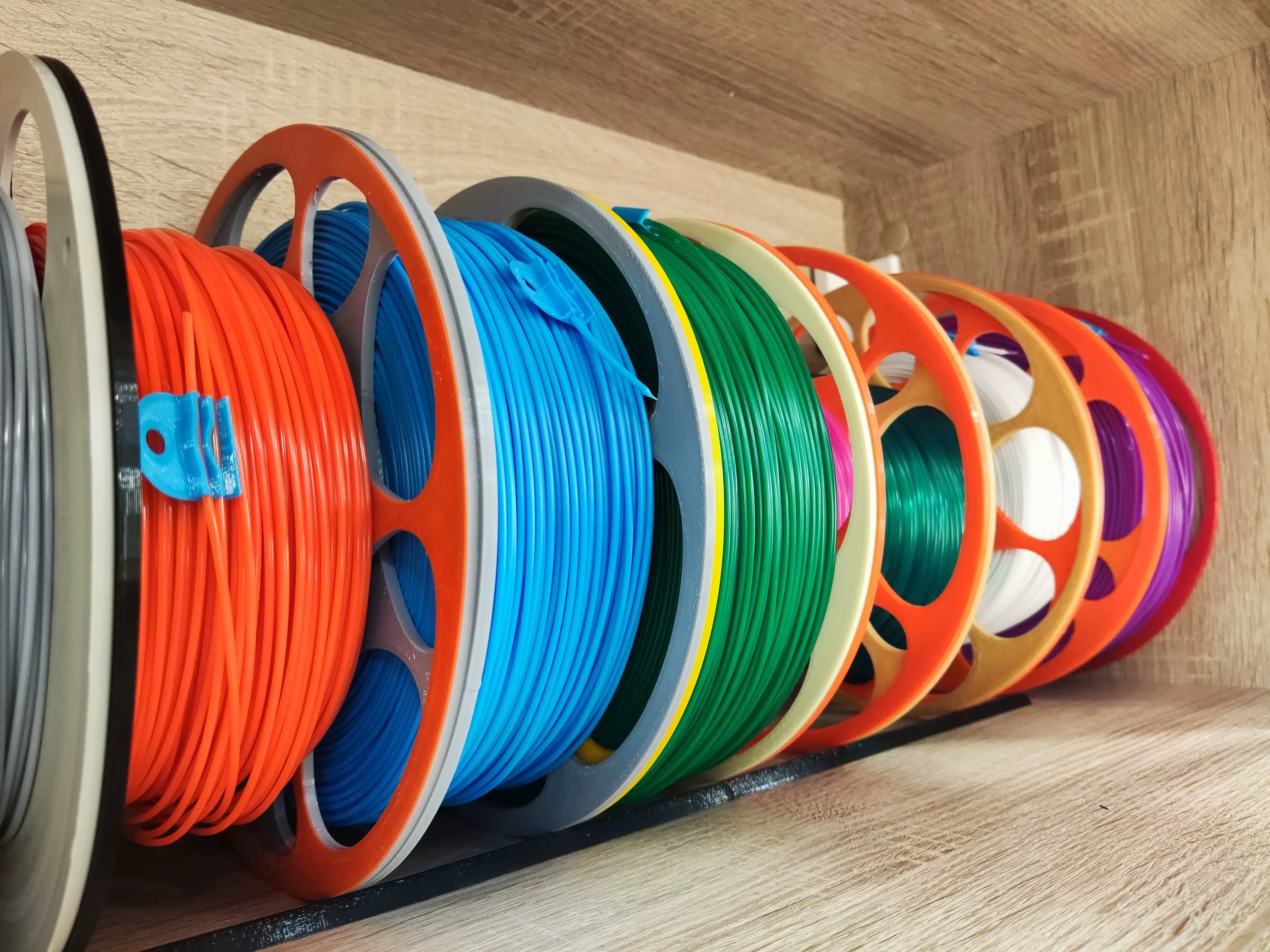 Collapsible spool for filament in skeins