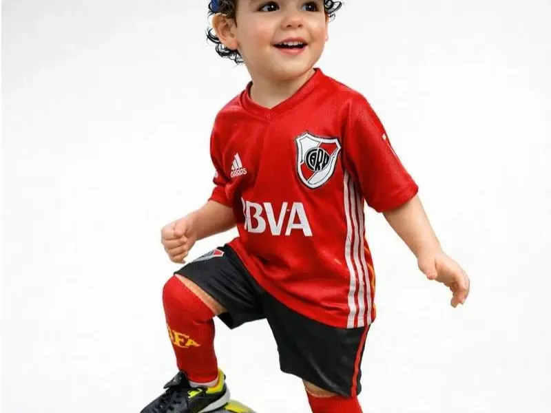 Niño jugando al futbol