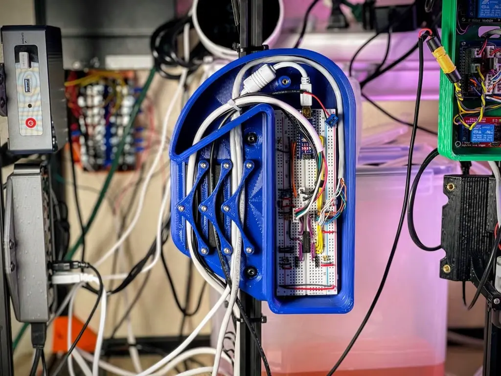 Elektronik-Gehäuse mit integrierter Zugentlastung