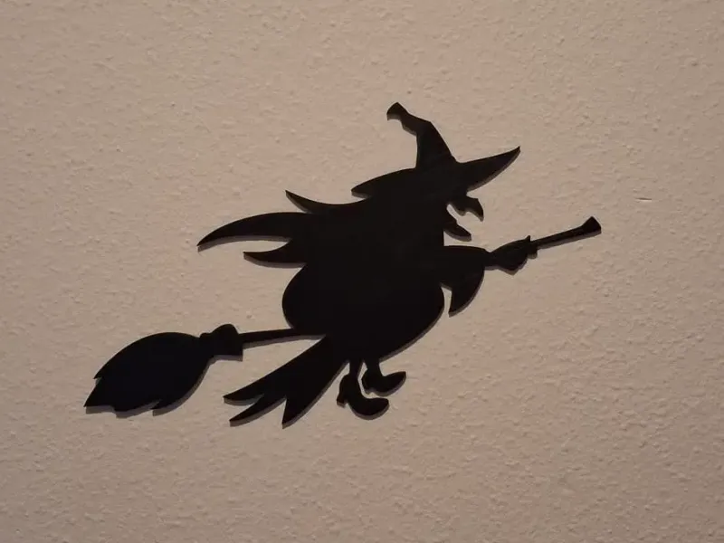 Bruja volando en escoba