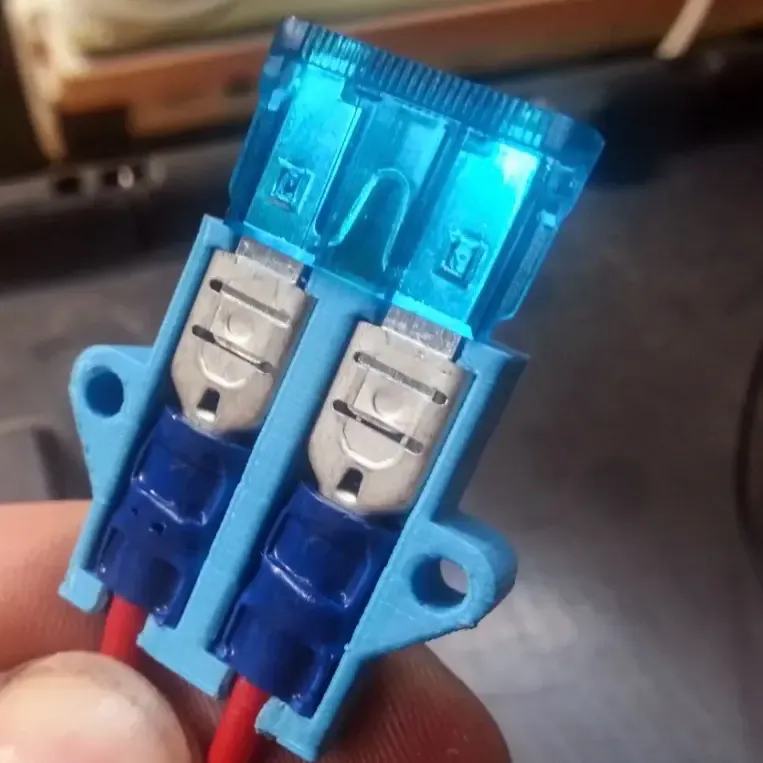 Fuse holder for custom wiring jobs