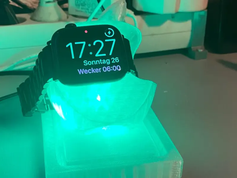 Applewatch Ladestation Apfel auf Brett mit Beleuchtung