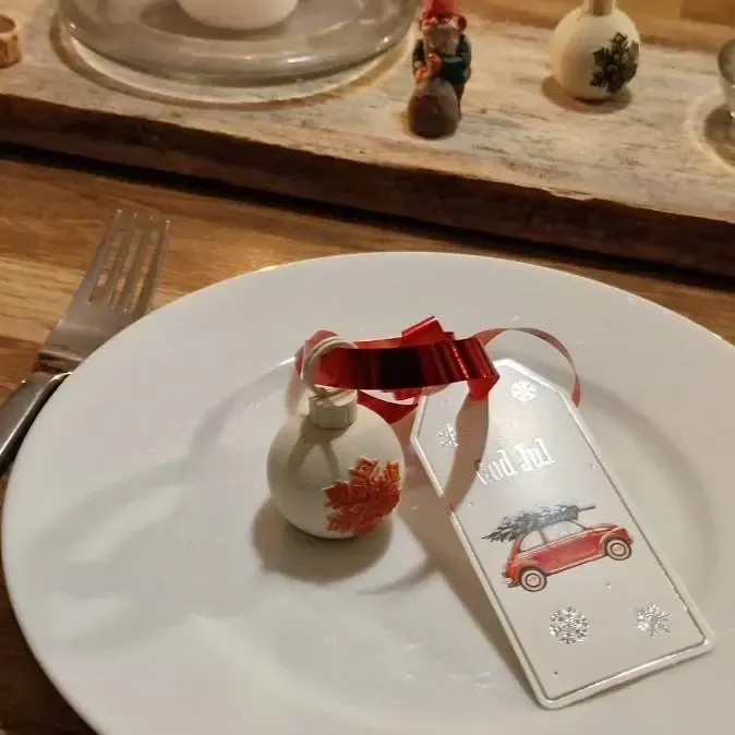 Soporte para tarjetas de lugar con forma de adorno navideño