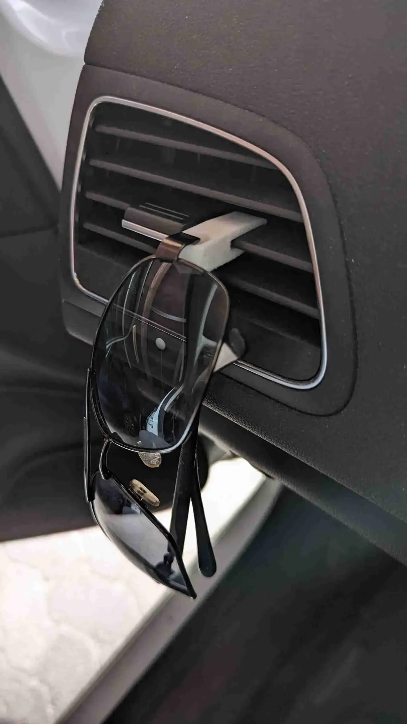 Sunglass holder (car ventilation mounted)
