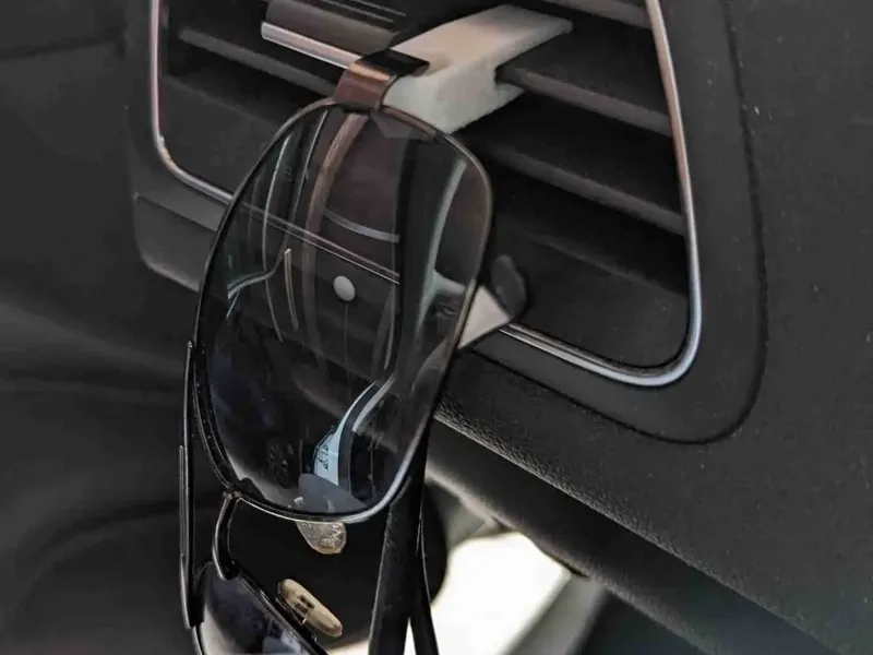 Soporte para gafas de sol (montado en la ventilación del coche)