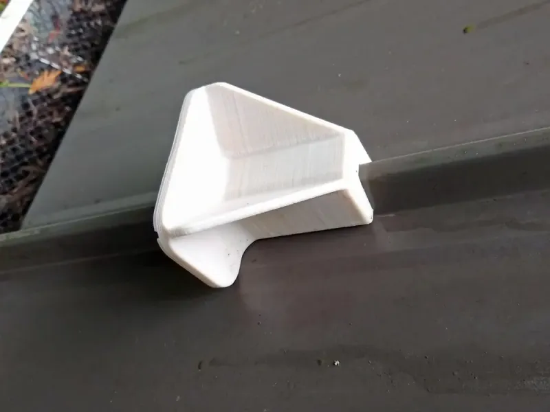 用于锥形立边咬合屋顶的卡扣式挡雪板
