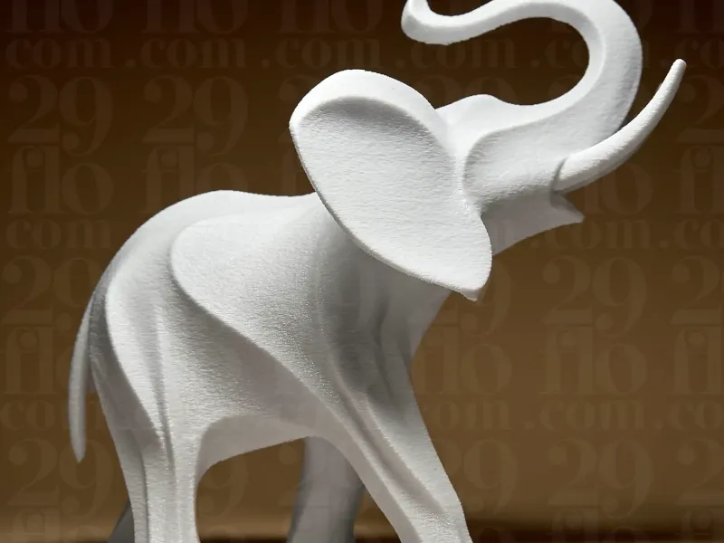 Elefante con la trompa levantada