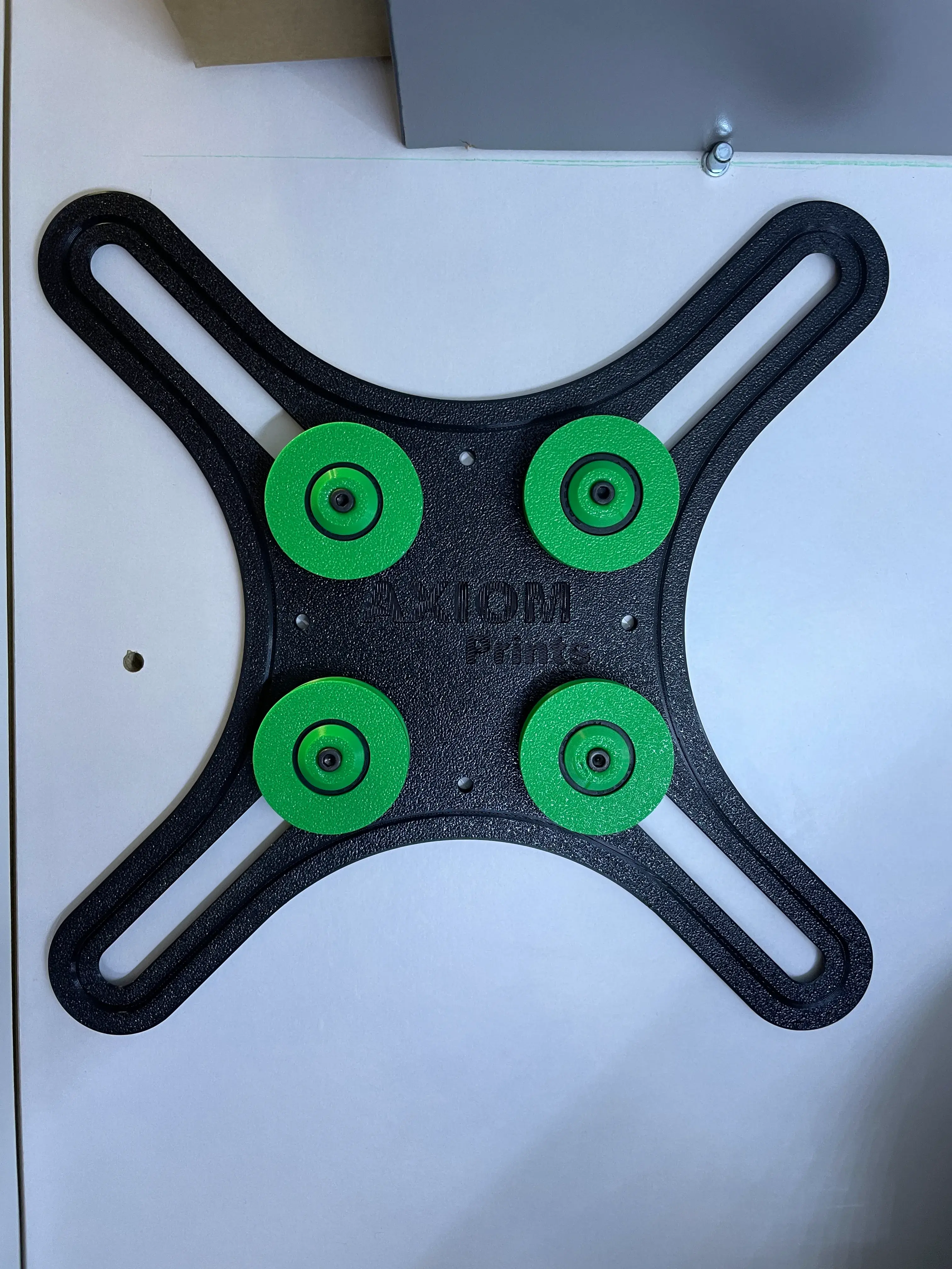 Wall-mounted filament holder (XOLDER)