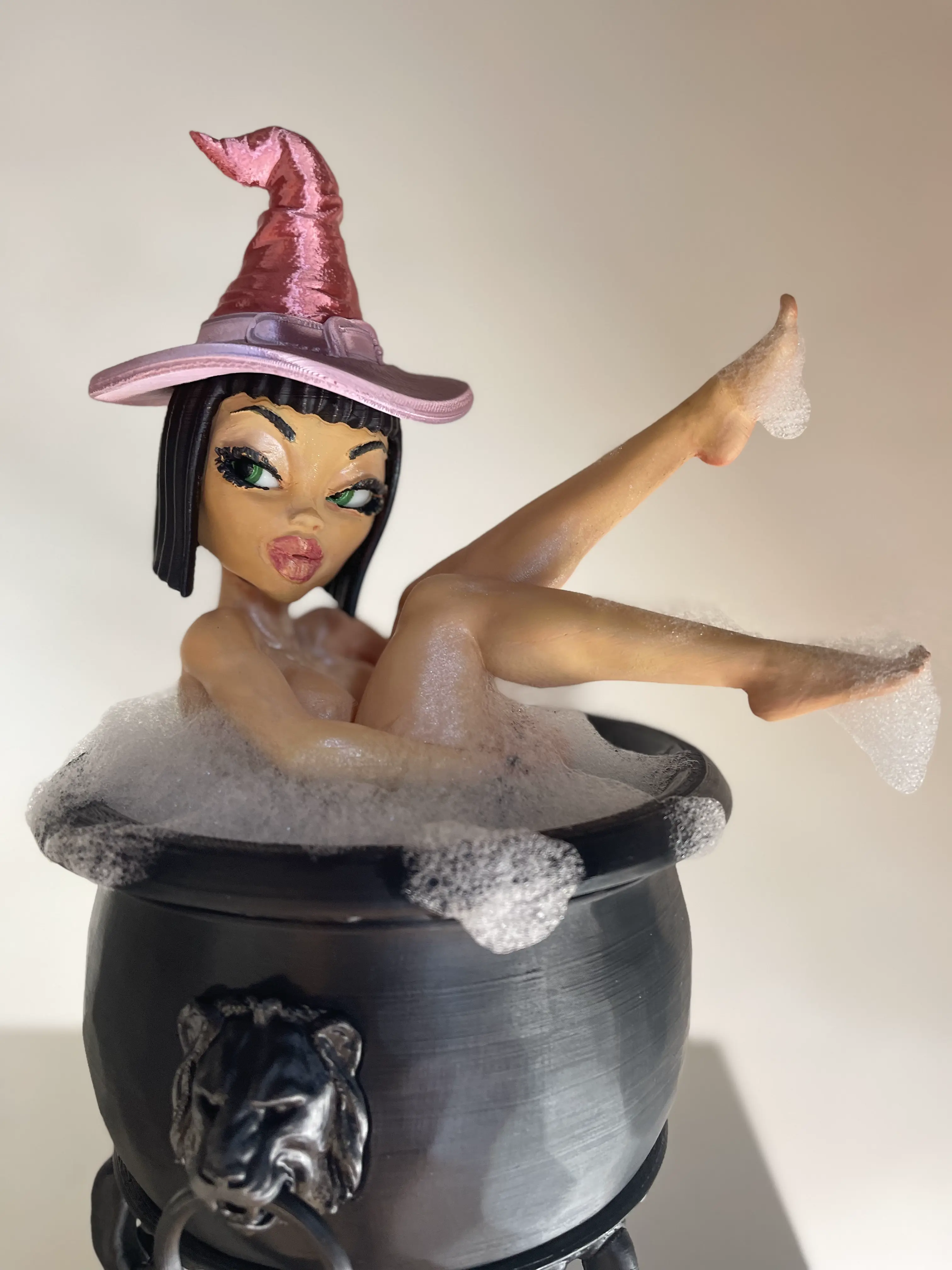 PIN UP BRUJA CON CALDERO OLLA