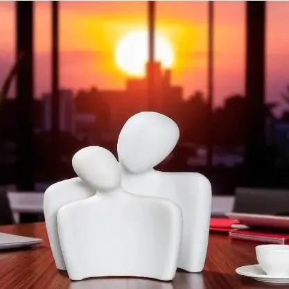 O Abraço do Amor Eterno - Escultura de um Casal Apaixonado