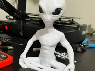 Alien Sentado