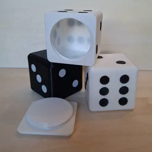 Boite en forme de dé - Dice-shaped box