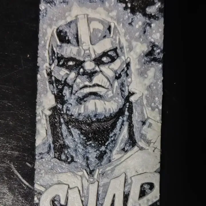 Separador de libros - Thanos de Marvel en Blanco y Negro
