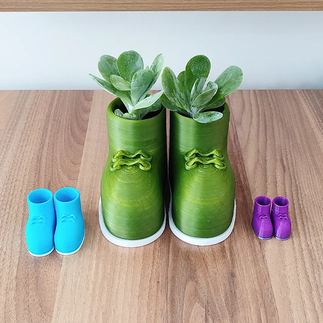 SHOE-LOOK FLOWERPOT AND PENCIL CASE