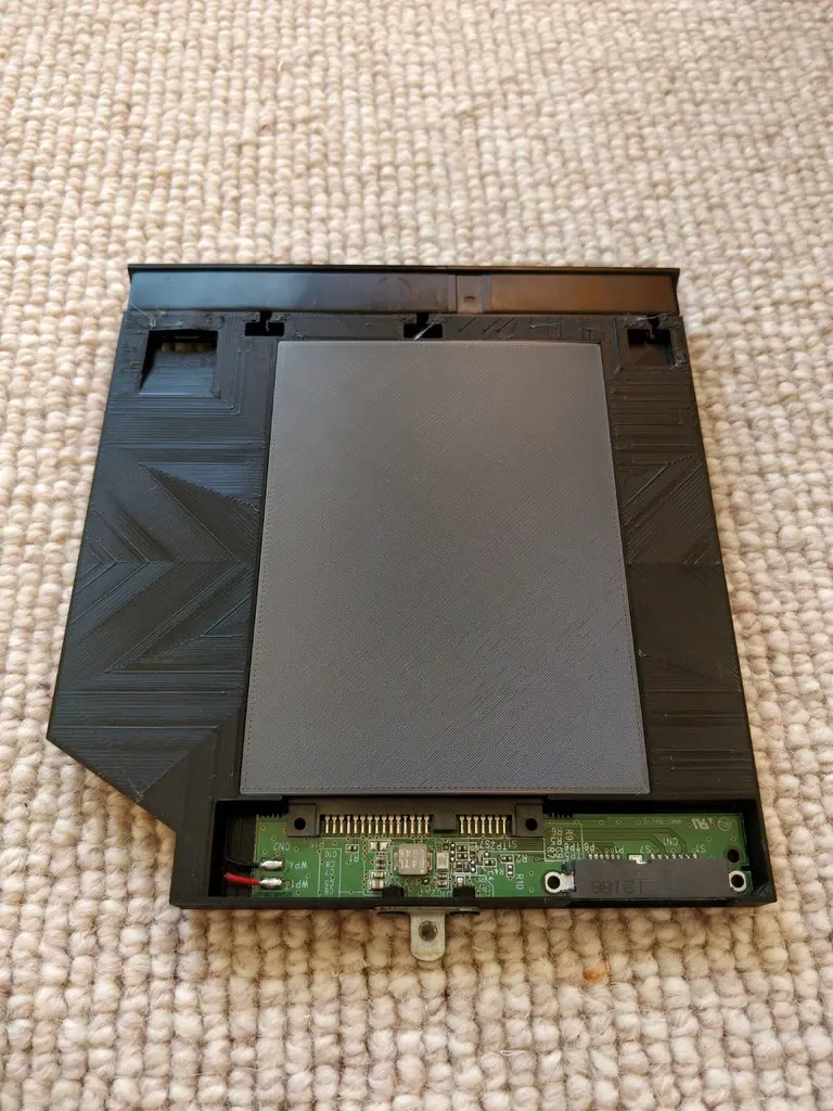 "Acer Aspire E 15" disk kuklası ve "Lenovo Thinkpad seri numarası