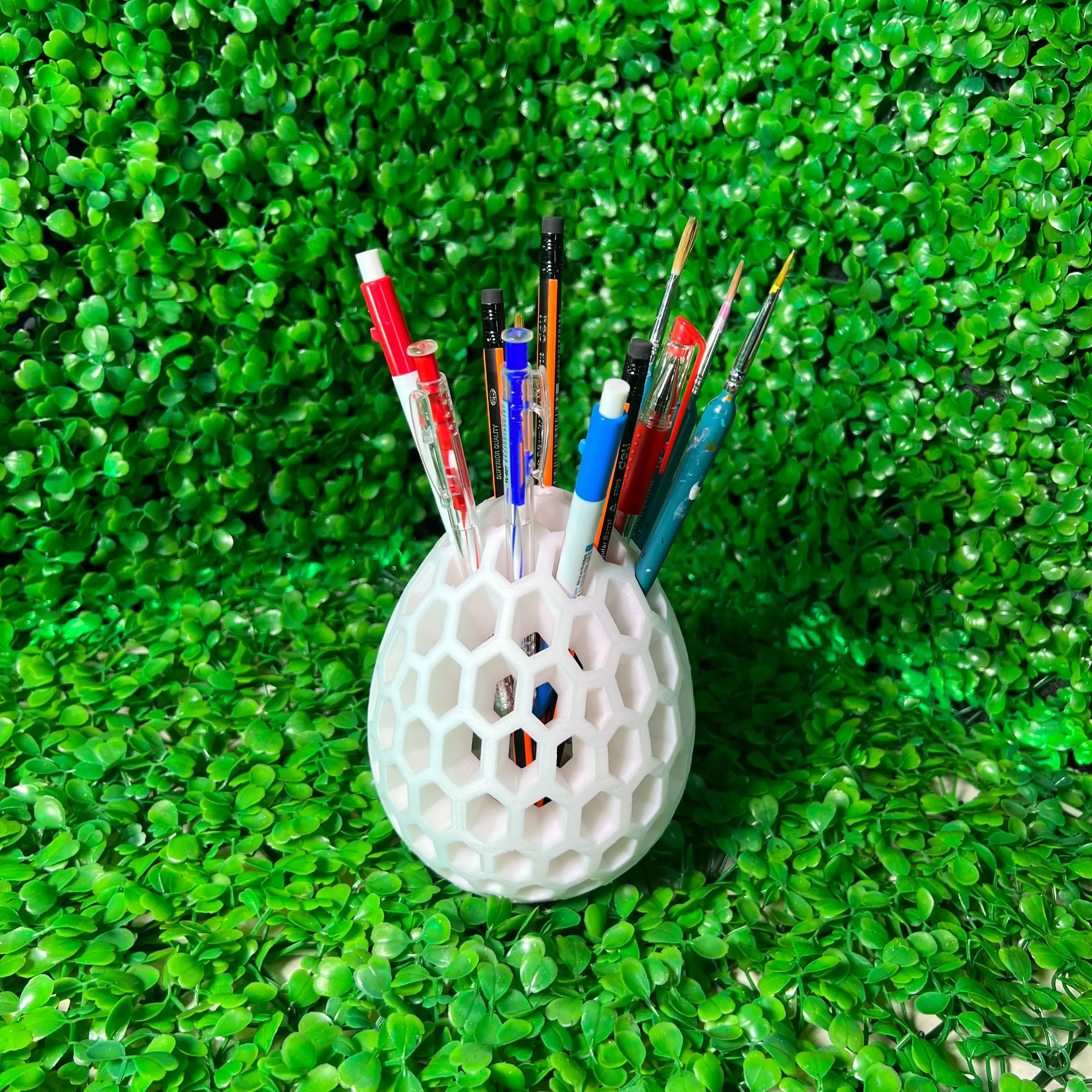 AIRLESS EASTER EGG PEN HOLDER