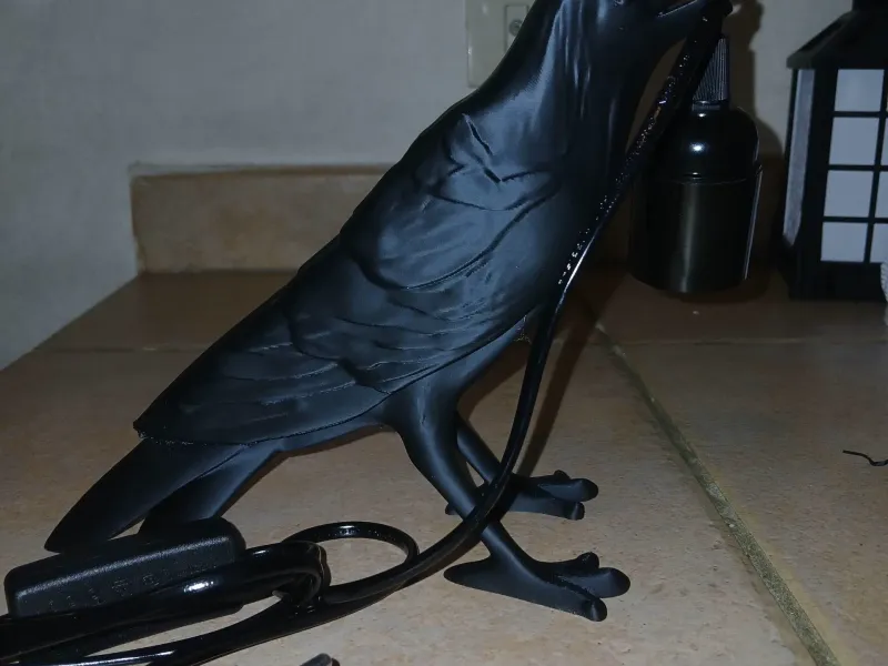 Crow-shaped lamp