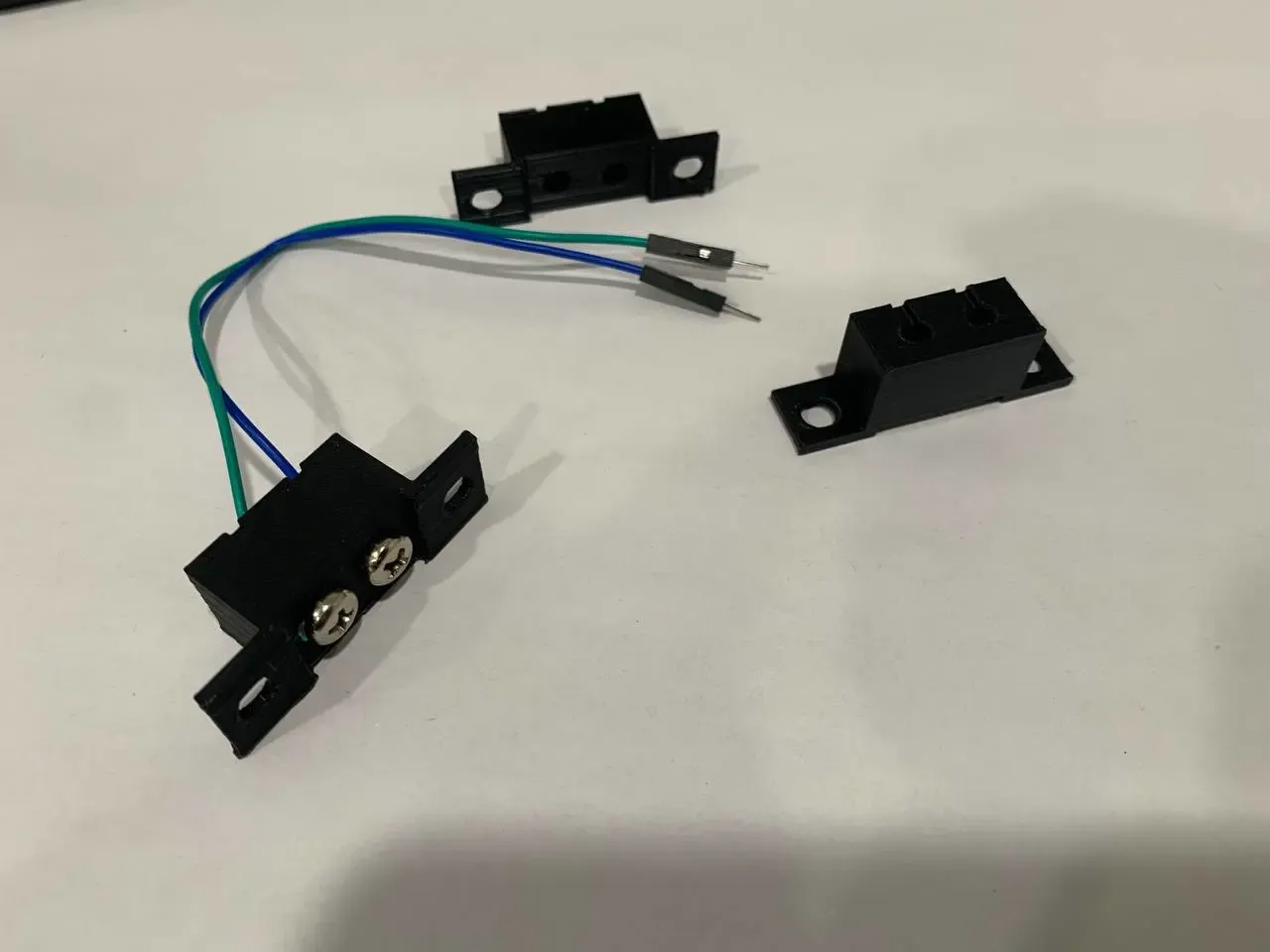 Short circuit leakage sensor