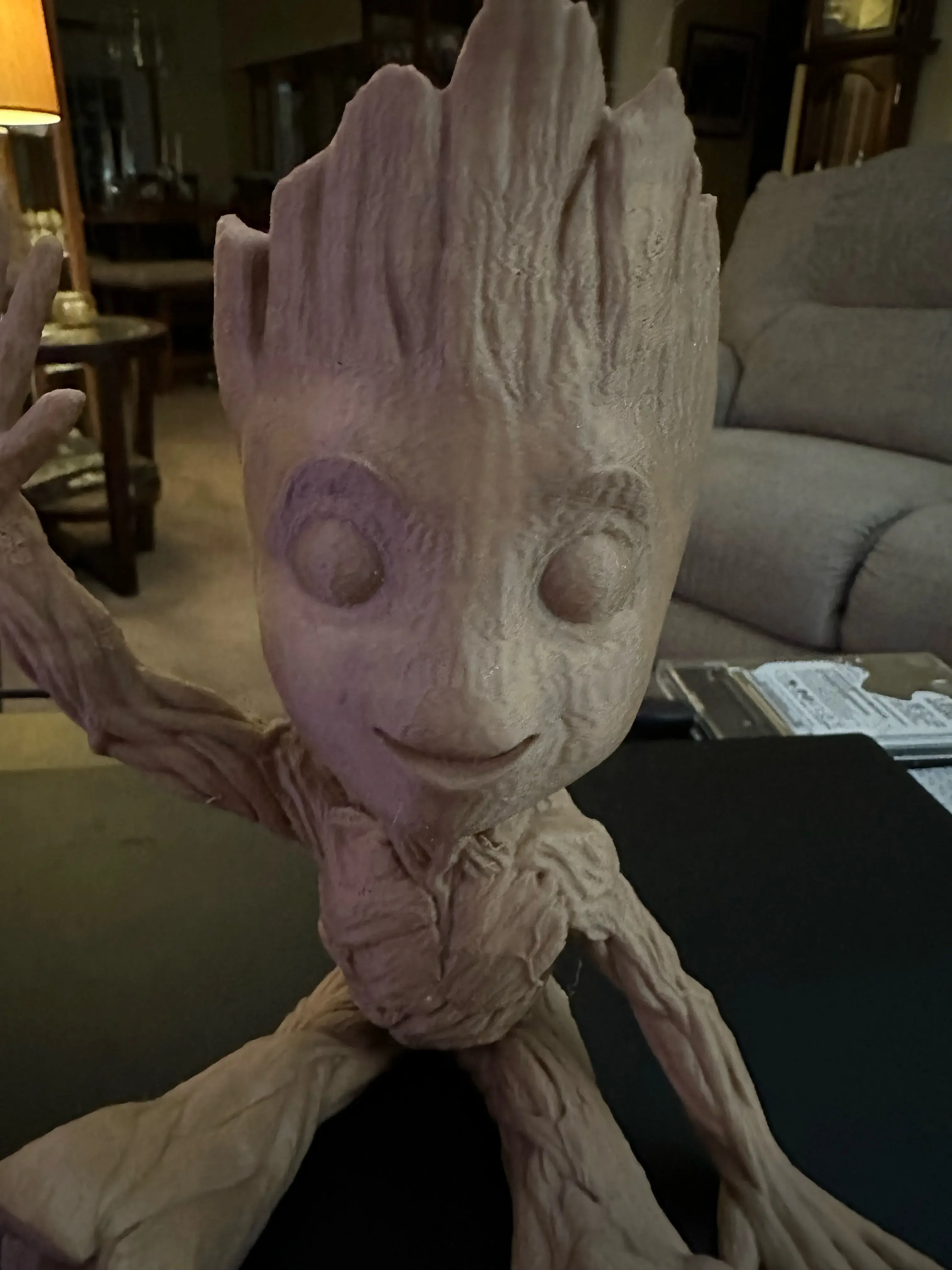 Baby Groot sitzend winkend