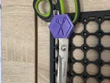 Scherenhalter für das Multiboard mit Prägung-1