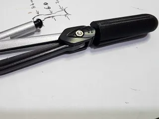 Adaptive compass holder