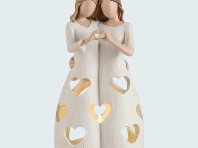 Escultura "Unión y Amor" - Dos figuras femeninas con corazón