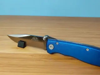 Small and Simple Knife Display Stand