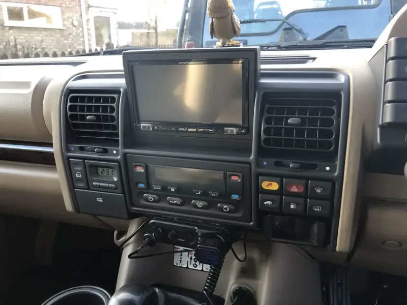 Componenti Alpine iLX-702D per l'installazione su Land Rover Discovery 2